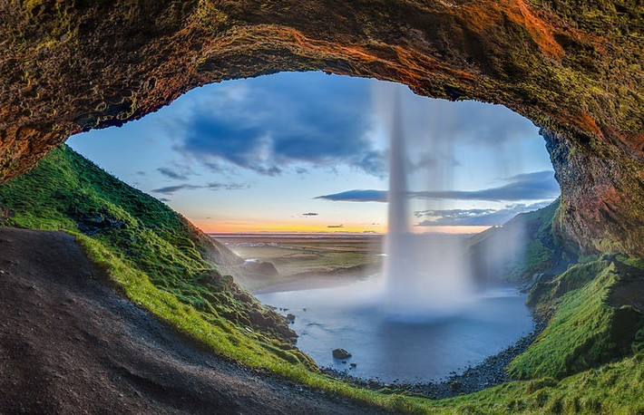 Thác Seljialandsfoss nằm giữa hai thành phố Selfoss and Skógafoss của Iceland với dòng nước đổ xuống từ độ cao 60 m vào một hồ nước nhỏ trong xanh ở phía dưới tạo nên một khung cảnh rất tuyệt vời. Vào mùa đông Seljalandsfoss trở thành một thác băng vô cùng tráng lệ. Đây cũng là một trong những thác nước đẹp nhất thế giới.