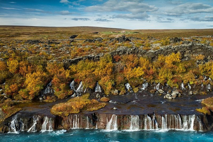 Thác Hraunfossar (hay còn gọi là “thác nham thạch) có những dòng nước chảy suốt 900m, sau đó vượt qua những viên đá nham thạch đổ xuống lòng sông Langjökull. Thác nước này chỉ cách thành phố Reykjavik – thủ đô của Iceland một khoảng thời gian ngắn đi ô tô. Thác nước Hraunfossar là một trong những tuyệt cảnh mà bạn không thể bỏ qua trong hành trình thăm xứ đảo băng.
