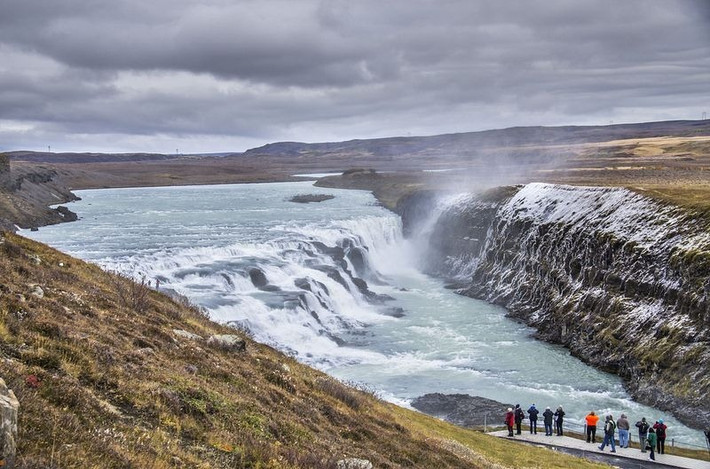 Thác “vàng” Gulfoss nằm trong hẻm núi của sông Hvítá ở phía tây nam Iceland. Đây là một trong những điểm du lịch nổi tiếng nhất trong cả nước. Những thác nước làm cho ta có cảm giác giống như thác nước thần tiên đang biến mất vào lòng đất.