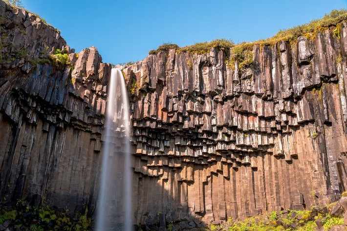 Thác Svartifoss (hay Thác Đen) là thác nước nằm trong công viên quốc gia Skaftafell, Iceland và là một trong những thắng cảnh hấp dẫn nhất trong khu vực. Nó được bao bọc bởi các cột dung nham màu đen hình lục giác, vì vậy người ta mới đặt tên nó là Thác Đen. Những cột đá như vậy cũng xuất hiện ở các địa danh như Devil's Tower ở Mỹ hay đảo Staffa tại Scotland. Ở chân thác là những khối đá sắc nhọn và lởm chởm. Cột đá bazan ở đây là nguồn cảm hứng cho nhiều kiến trúc sư của Iceland tạo ra các công trình nổi tiếng, như nhà thờ Hallgrímskirkja ở Reykjavík hay nhà hát quốc gia.