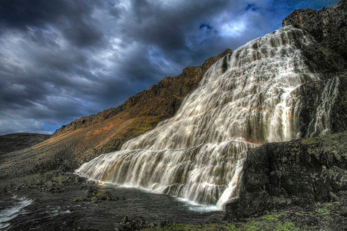 Thác Dynjandi nằm ở bán đảo Westfjords, vùng tây bắc Iceland, hồ nước Eyjavatn cao 350m so với mực nước biển tạo nên dòng sông Dynjandisá chảy ngược về hướng bắc và đổ xuống thành thác Dynjandi (còn được gọi là thác Fjallfoss) với độ cao 100m. Theo tiếng địa phương, Dynjandi có nghĩa là tiếng vang của sấm và Fjallfoss là những ngọn thác của núi.