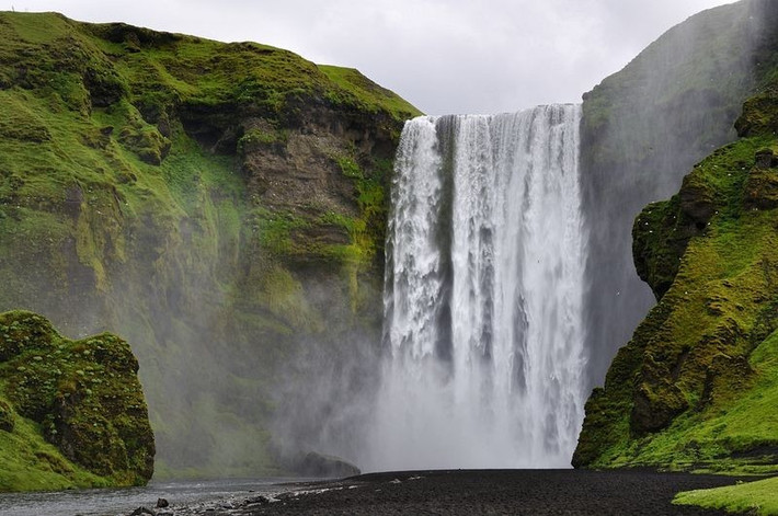 Thác Skógafoss: Vẻ đẹp tuyệt mỹ của thác nước này được tạo nên bởi dòng nước đổ xuống từ độ cao 60m vào một hồ nước nhỏ trong xanh ở phía dưới tạo nên một khung cảnh rất tuyệt vời. Thác nước ở Iceland này đã nhiều lần được bình chọn là một trong những thác nước đẹp nhất thế giới.