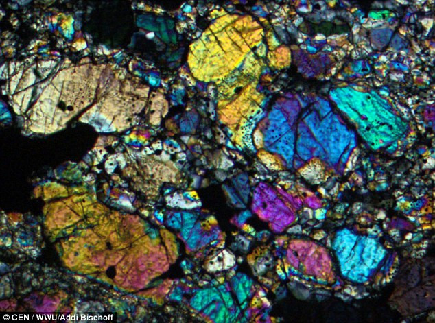 Đây là mảnh thiên thạch có tên là 'LL Chondritenklasse' (LL chondrite), nó được quan sát dưới kính hiển vi phân cực, trong nó chứa rất nhiều đá và kim loại cùng hệ thống màu sắc sặc sỡ. Nguồn ảnh: Dailymail.