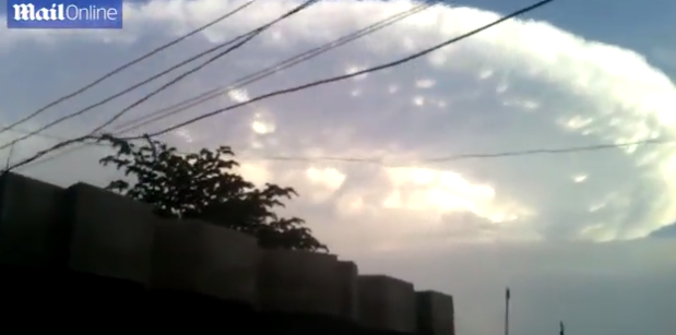 Nhiều thông tin bên lề cho rằng nó là một UFO, nhưng nhà nghiên cứu Christian Euscategui thuộc Viện Khoa học Khí tượng và Môi trường nghiên cứu ở Colombia cho rằng, đây chỉ là một hiện tượng thiên văn cực đoan bất ngờ được phát hiện. Nguồn ảnh: Dailymail.
