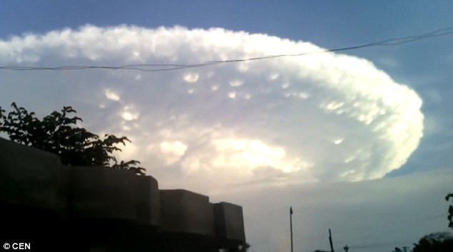 Đ ám mây UFO khổng lồ này là một khối mây trắng tròn có hình UFO di chuyển nhanh về phía Tây Bắc thành phố Cartagena, Colombia. Nguồn ảnh: Dailymail.