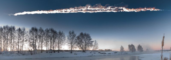 Thiên thạch Chelyabinsk bay trên bầu trời nước Nga với tốc độ 54.000 km/h, gấp 44 lần vận tốc âm thanh và biến thành một quả cầu lửa sau đó phát nổ ở tỉnh Chelyabinsk.