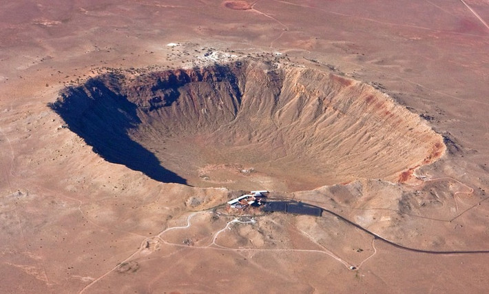 Thiên thạch Barringer Crater đã bay vào khí quyển Trái đất sau đó va chạm lên bề mặt tạo nên những hố thiên thạch rộng tới 1000m, sâu 170 mét ở Arizona, USA. Được biết Barringer Crater có đường kính 50m, di chuyển tốc độ 13km/s, năng lượng nổ phát ra bằng 10 triệu tấn thuốc nổ TNT, đây quả là một con số kinh hoàng.