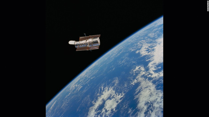 Kính viễn vọng không gian Hubble hoạt động bắt đầu từ 24 tháng 4 1990, tại Trung tâm Vũ trụ Kennedy, Florida. Nó là một trong những thiết bị vũ trụ mở ra một kỷ nguyên tiến bộ mới để khám phá hệ thống năng lượng Mặt trời.