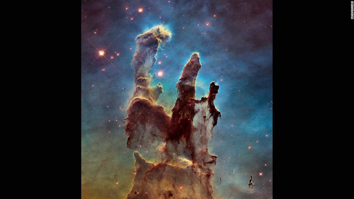 Một hiện tượng vũ trụ kết hợp có tên gọi là “Pillars of Creation” có hình dạng một con gà trống và cây trụ ma quái rất độc lạ, ly kì trên không gian.