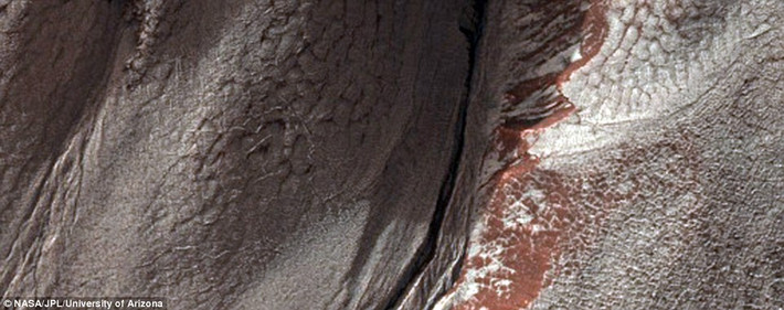 Tàu vũ trụ Mars Reconnaissance Orbiter của NASA bắt đầu khám phá sao Hỏa từ năm 2006. Mới đây, cơ quan này vừa tung bộ ảnh địa chất hiếm hoi tuyệt đẹp trên Hỏa tinh. Bộ ảnh mới nhất này mô tả "nhan sắc mỹ miều" độc đáo về các bề mặt địa chất, đụn cát, miệng núi lửa trên sao Hỏa. Nguồn ảnh: Dailymail.