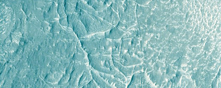 Khu vực địa hình Mensae nằm giữa các vùng cao nguyên Terra Cimmeria và các đồng bằng thấp Elysium Planitia và Nepenthes Planum trên sao Hỏa. Nó là một kiểu địa hình hội tụ giữa cao nguyên và đồng bằng, xuất hiện nhiều sườn địa chất dạng lằn và bao quanh rất nhiều cát mịn màu đặc trưng. Nguồn ảnh: Dailymail.