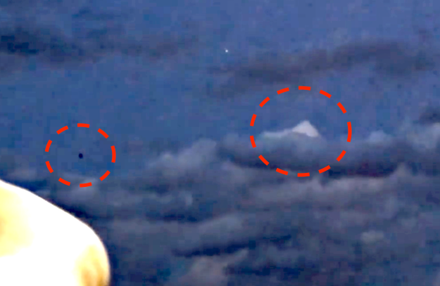 Nhiều người tin rằng, hai vật thể lạ này là một UFO thực sự, số khác cho rằng nó có thể là kết quả của một quá trình phản quang hoặc khinh khí cầu chuyên dụng nào đó. Hiện vật thể lạ nghi UFO này đang dấy lên làn sóng tranh cãi mãnh liệt trên mạng xã hội. Nguồn ảnh: ufosightingsdaily.