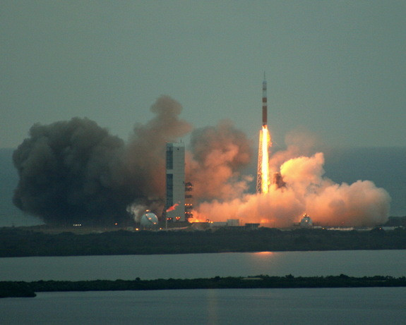 Toàn cảnh tên lửa Delta 4 nhấc khỏi Trạm Cape Canaveral Air.