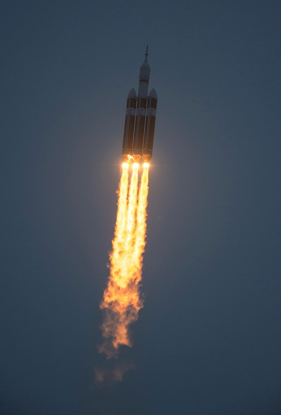Tên lửa Delta 4 nhấc khỏi Trạm Cape Canaveral Air.