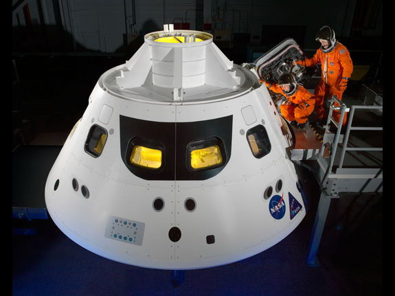 Phi hành gia NASA Cady Coleman và Ricky Arnold bước vào mô-đun tàu Orion tiến hành kiểm tra động cơ thường niên.