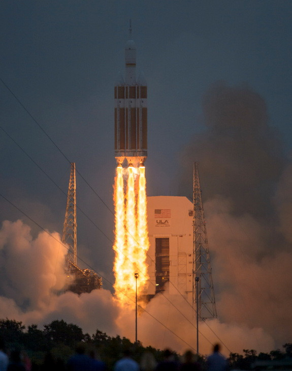 Tên lửa hạng nặng Delta 4 mang tàu Orion vào không gian tại Florida.