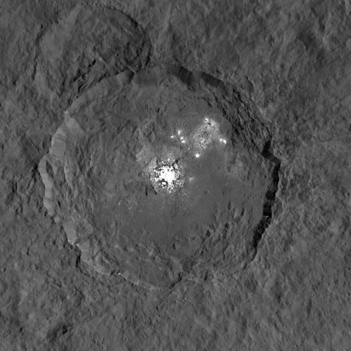 Ceres là tiểu hành tinh lớn nhất trong hệ Mặt trời, do tàu vũ trụ Dawn của NASA khám phá vào năm 2015. Trong ảnh là một đốm sáng kỳ lạ vừa được phát hiện trên hành tinh lùn Ceres. Nguồn ảnh: Space.com.