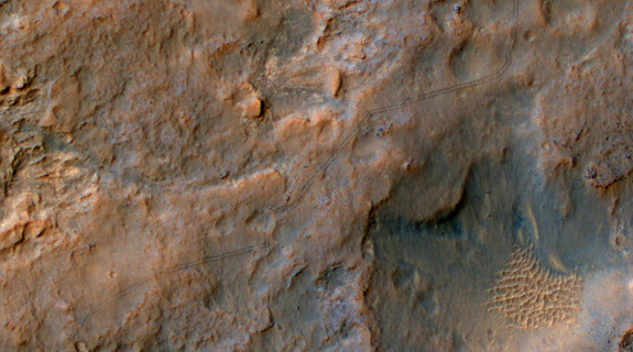 Máy do thám không gian Curiosity Mars Rover để lại vết xe của nó trên bề mặt sao Hỏa.