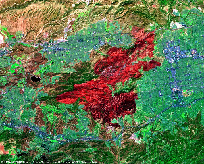 Một đám cháy (ký hiệu màu đỏ) thiêu rụi 23.000 mẫu Anh tại Tây Bắc của Los Angeles, California buộc hàng trăm người phải sơ tán trong hình ảnh chụp Trái đất nhìn từ không gian. Nguồn ảnh: Dailymail.