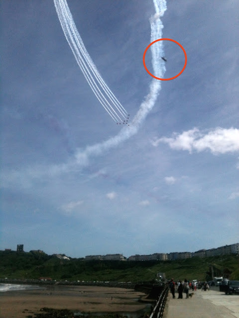 Bay đúng một vòng thì đầu đường khói bất ngờ phát hiện một UFO đen xì hình dài dị dạng. Và nhiều người tin rằng nó có thể là thiết bị do thám của người ngoài hành tinh .