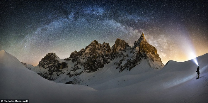 Thiên hà Milky Way bất ngờ hóa đường cong kỳ diệu trên đỉnh núi Dolomites ở vùng đông bắc Ý. Nguồn ảnh: Dailymail.