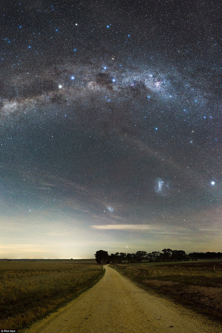 Chòm sao Southern Cross nằm trong thiên hà Milky Way bất ngờ khoe sắc trên một con đường nông thôn ở Bucklands Lane, miền Trung Goldfields Shire, Victoria. Nguồn ảnh: Dailymail.