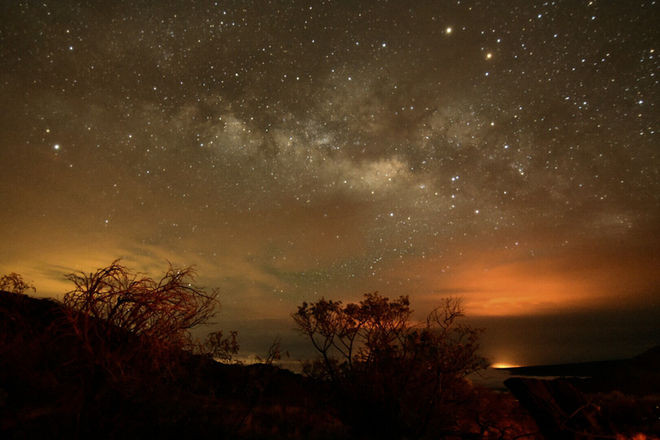 Quần sao Glimmer quy tụ, khoe sắc trên bầu trời ngọn núi lửa Mauna Kea ở Hawaii do bởi nhiếp ảnh gia thiên văn Michael Beck cung cấp. Nguồn ảnh: Space.com.