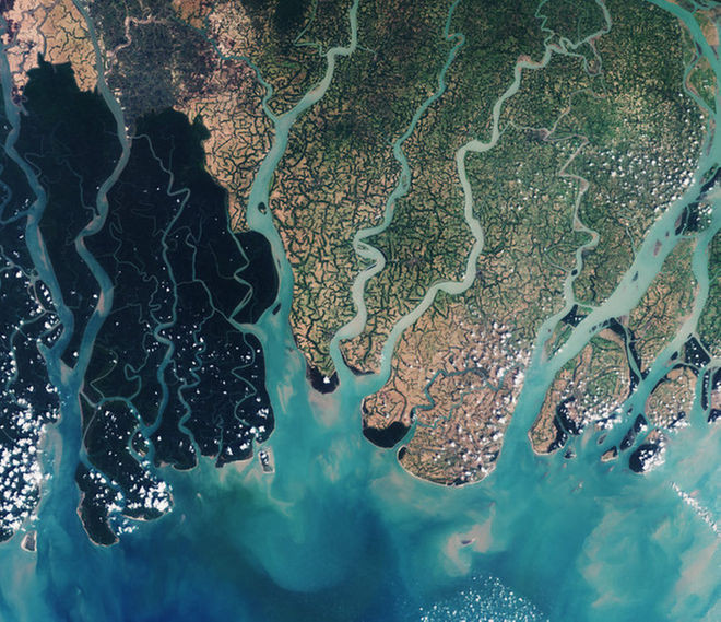 Vệ tinh Sentinel-2A của Cơ quan Vũ trụ Châu Âu chụp lại phần lục địa phần phía đông của công viên quốc gia Sundarbans, gồm cả phần miền nam Bangladesh và một phần nhỏ ở bang Tây Bengal Ấn Độ từ trên không. Nguồn ảnh: Space.com.
