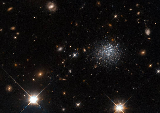 Bức ảnh mới do Kính viễn vọng Hubble của NASA chụp lại cho thấy một thiên hà lùn có tên là Leda 677373 đang trôi dạt trong không gian. Nó đang khoe sắc cùng một thiên hà xoắn ốc lân cận có tên là Messier 83. Nguồn ảnh: Space.com.