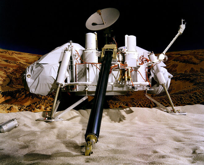 Đây là khoảnh khắc tàu vũ trụ Viking 1 Lander của NASA hạ xuống bề mặt sao Hỏa vào ngày 20/7/1976, ghi dấu lần đặt chân lên hành tinh đỏ thành công đầu tiên trong lịch sử ngành không gian vũ trụ nước Mỹ. Nguồn ảnh: Space.com.
