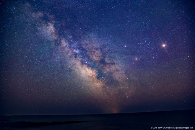 Khoảnh khắc vi diệu khi sao Hỏa và sao Thổ cùng tỏa sáng ở trung tâm thiên hà Milky Way vào một buổi đêm tại Nantucket Sound, Massachusetts. Nguồn ảnh: Space.com.