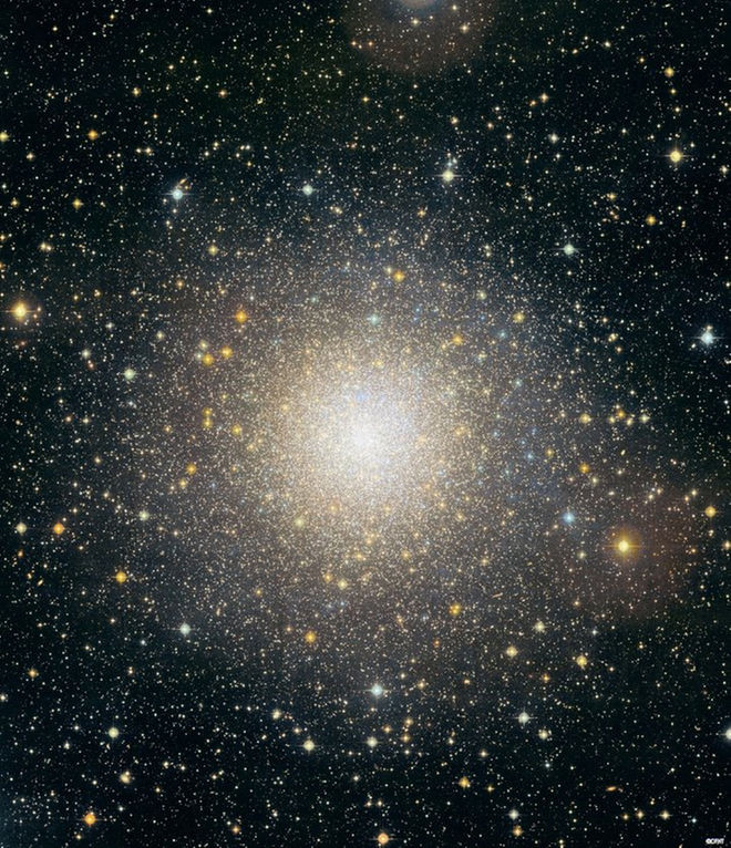 Cụm sao hình cầu Messier 10 bất ngờ rực sáng mãnh liệt trên nền các thiên hà yếu ớt, mờ nhạt. Nguồn ảnh: Space.com.
