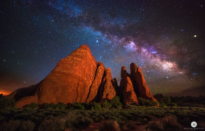 Các ngôi sao trong thiên hà Milky Way đua nhau rực sáng trên ngọn núi Sand Dunes ở Công viên Quốc gia Arches thuộc Utah do nhiếp ảnh gia thiên văn Manish Mamtani ghi lại được. Nguồn ảnh: Space.com.