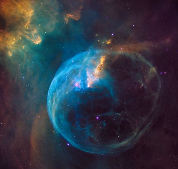 Ảnh không gian chụp bởi kính viễn vọng Hubble cho thấy một tinh vân khổng lồ có hình dạng bong bóng. Nó trôi vào không gian do tác động của một lực thổi từ ngôi sao siêu lớn xa xôi trong vũ trụ. Nguồn ảnh: NASA, ESA.