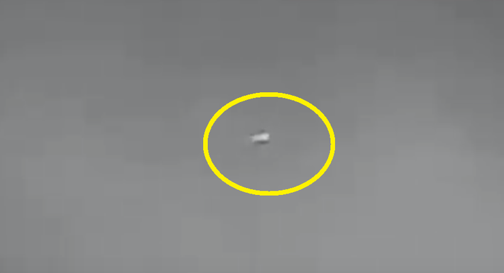 Nhiều người tin rằng vật thể bay kỳ lạ này đích thực là một UFO vì nó chả giống gì là một chiếc máy bay nào cả. Nguồn ảnh: ufosightingsdaily.