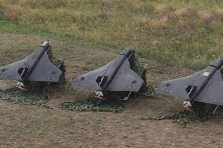 Điều đáng nói là Vladislav Seleznev, cựu phát ngôn viên của Bộ Tổng tham mưu Ukraine, cho biết, Quân đội Nga đã lắp đặt một đầu đạn mới trên máy bay không người lái “Geranium” mới ra mắt gần đây và không còn sử dụng bom phân mảnh nổ cao truyền thống mà lắp đặt đầu đạn nhiệt áp, có thể gây ra hỏa hoạn và sức tàn phá lớn hơn. Ảnh: Avia.pro.