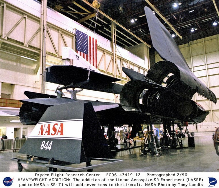 Trước khi chính thức nghỉ hưu vào năm 1998, 2 chiếc máy bay trinh sát chiến lược SR-71 Blackbird của Không quân Mỹ đã được Cơ quan Hàng không Vũ trụ Mỹ (NASA) mượn để thử nghiệm loại động cơ ống phun Aerospike được thiết kế dành cho tàu vũ trụ X-33.