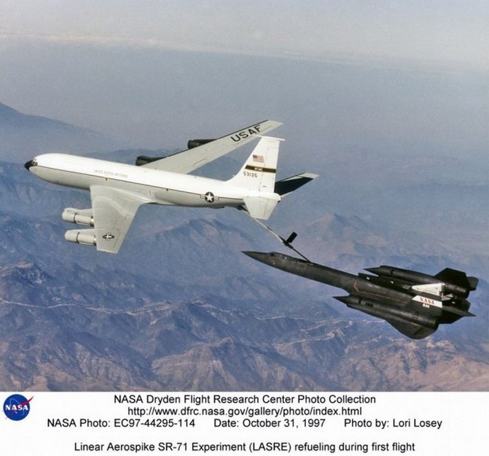 SR-71 đang được tiếp nhiên liệu từ một máy bay chở dầu KC-135Q Stratotanker trong chuyến bay thử nghiệm LASRE lần đầu tiên vào ngày 31/10/1997.