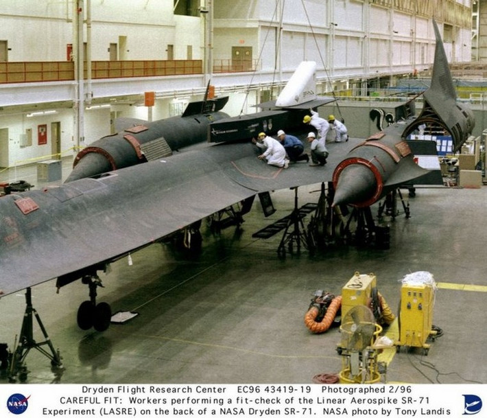 Nhóm kỹ sư kiểm tra lắp đặt LASRE trên SR-71 vào tháng 2/1996.