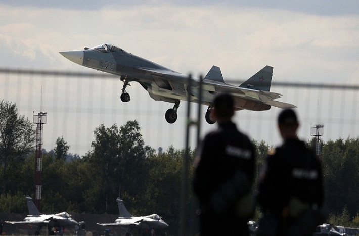 Bên cạnh đó toàn bộ hệ thống vũ khí của tiêm kích Su T-50 cũng được bố trí nằm bên trong thân của máy bay.