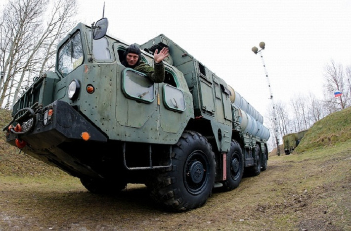 Một xe phóng tên lửa S-300 di chuyển đến vị trí sẵn sàng chiến đấu.