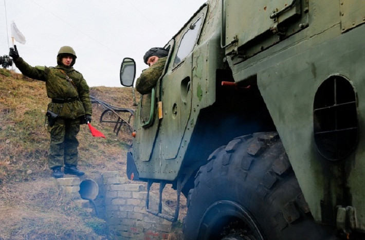 Trong khi đó một xe phóng S-300 khác đang di chuyển vào vị trí của mình.