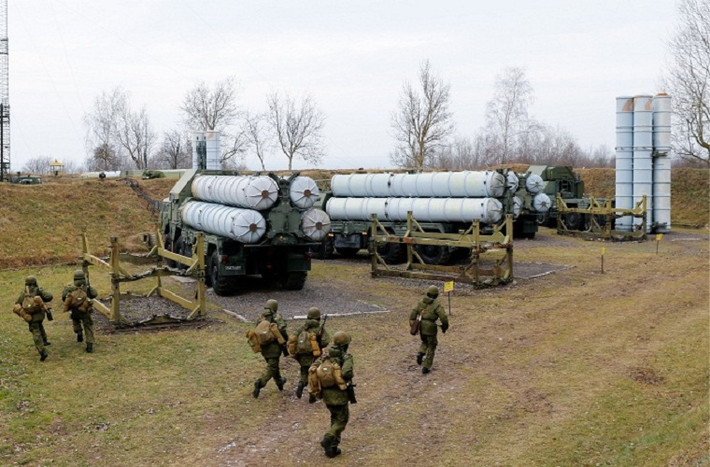 Các tổ hợp tên lửa phòng không S-300 thuộc biên chế Hạm đội Baltic.