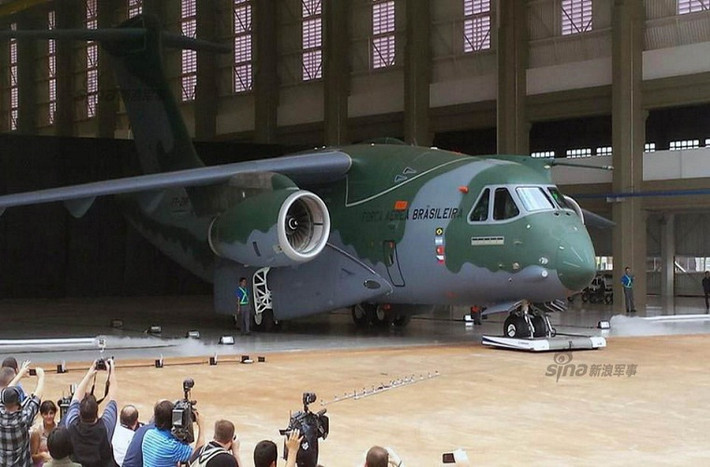 Embraer đã chế tạo hai nguyên mẫu của KC-390 và cả hai chiếc máu bay này đều đang trong quá trình thử nghiệm, trước khi được đưa vào trang bị chính thức cho Không quân Brazil vào năm 2016.