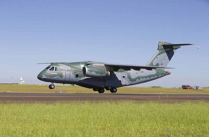 Trước đó vào tháng 5/2014, Embraer và Không quân Brazil cũng đã ký kết một hợp đồng mua 28 chiếc KC-390 với trị giá lên tới 3,2 tỷ USD, nhằm thay thế những chiếc máy bay vận tải C-130 đã lỗi thời đang được Không quân Brazil sử dụng. Trong ảnh, máy bay vận tải KC-390 lăn bánh rời khỏi mặt đất.