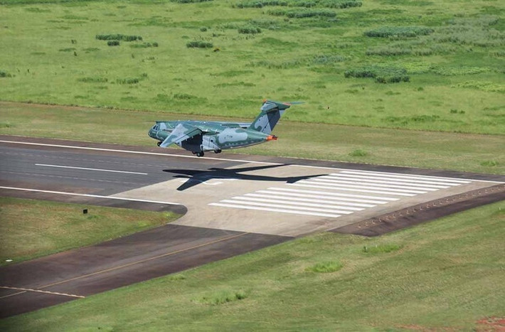 Một chiếc KC-390 có thể chở theo tối đa 23 tấn hàng hóa, 64 lính dù cùng đầy đủ trang bị hoặc từ 2-3 xe bọc thép VBTP-MR, LAV III và Astros II. Trọng lượng cất cánh tối đa của KC-390 là 81 tấn với tốc độ bay tối đa là 850km/h nhờ hai động cơ phản lực IAE V2500-E5 và tầm bay tối đa là 4.815 km.