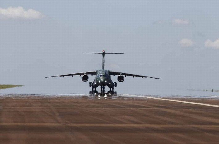 Airrecognition trích dẫn thông báo của hãng chế tạo máy bay Embraer của Brazil cho biết, nguyên mẫu đầu tiên của máy bay vận tải KC-390 do hãng này thiết kế và phát triển đã hoàn thành chuyến bay thử nghiệm đầu tiên, sau khi được giới thiệu lần đầu tiên vào tháng 10/2014.