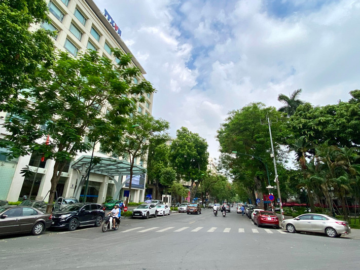 Phố Lý Thường Kiệt có nhiều trụ sở cơ quan kiến trúc hiện đại. Đầu phố là toà nhà Thông tấn xã Việt Nam. Tiếp đến là trụ sở Bảo Việt, Kho bạc nhà nước, Toà nhà Quốc hội...