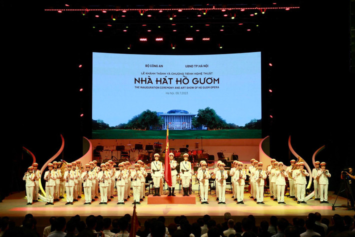 Nhà hát Hồ Gươm tọa lạc tại số 40 - 40A Hàng Bài (quận Hoàn Kiếm, Hà Nội) có quy mô 5.000m2, do Bộ Công an và UBND thành phố Hà Nội đầu tư xây dựng.