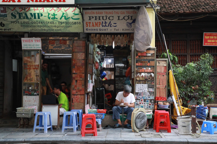Không ai rõ nghề khắc dấu gỗ có từ bao giờ, nhưng đây là một trong nhiều nghề thủ công của phố cổ Hà Nội, đã có từ hàng trăm năm nay. Tại một cửa tiệm nhỏ chưa đầy 15m2 trên phố Hàng Quạt (quận Hoàn Kiếm, Hà Nội), ông Phạm Ngọc Toàn vẫn ngày ngày miệt mài gắn bó, gìn giữ nghề khắc dấu gỗ truyền thống của gia đình.